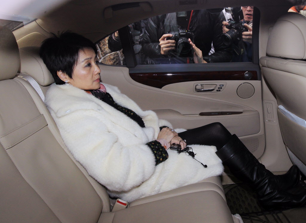 Angela Leong On-kei, the fourth wife of Stanley Ho Hung-sun, is surrounded by the media as she leaves Stanley Ho's residence at No. 1 Repulse Bay Road, Repulse Bay. The Ho family has been the focus in the city following the recent share transfer dispute of SJM Holdings Limited among the family members. 28JAN11